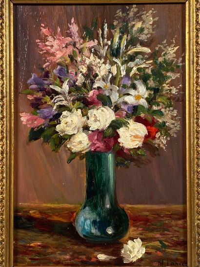 null LARUE Maurice (1861-1935), "bouquet de fleurs" huile sur panneau signée en bas...