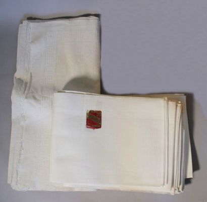 null Ensemble le linge ancien : un coupon en coton damassée (Longueur : 930 cm),...