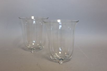 null Paire de vases (ou photophores) tripode en verre. H 20 cm (éclats).