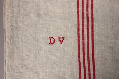 null Lot de 38 torchons anciens brodés, à liteau rouge monogrammés "MD", "VM", "DV"...