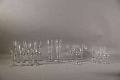 null Ensemble de cinq séries de verres comprenant : 

- cinq verres à eau et quatre...