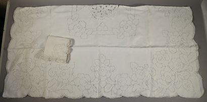 null Nappe et six serviettes monogrammées

124 x 124 cm