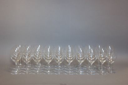 null Ensemble de 40 verres à vin en cristal gravés en latin "Hic uva ubique nomen"...