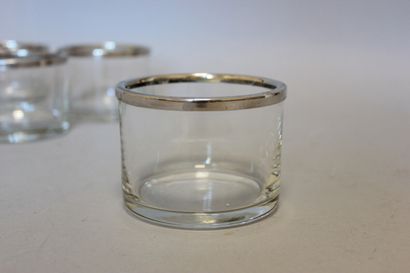 null Six gobelets en verre avec un cerclage en métal argenté.