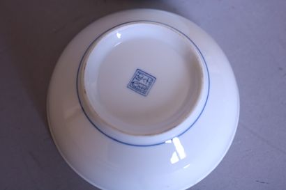 null Deux petits bols en porcelaine à décor blanc bleu. D 14 cm
