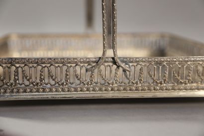 null Panier à hors d'oeuvres en métal argenté carré de style Louis XVI, reposant...