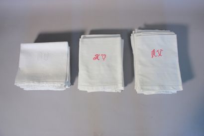 null Un ensemble de 24 serviettes monogrammées "MV". (tâches)