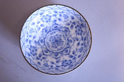 null Deux petits bols en porcelaine à décor blanc bleu. D 14 cm