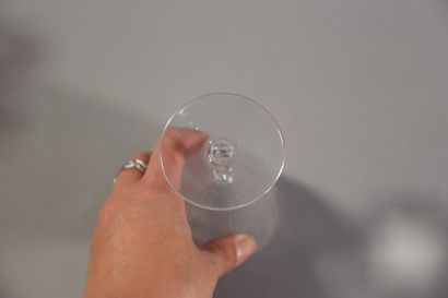 null R. LALIQUE FRANCE, suite de huit verres à décor feuilles H. 9,5 cm