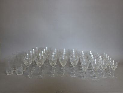null Service en cristal comprenant : 8 verres à orangeade, 8 verres à eau, 12 verres...