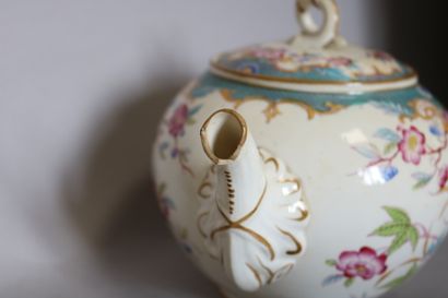 null SARREGUEMINES, service à thé en céramique décor à l'imitation de Minton comprenant...