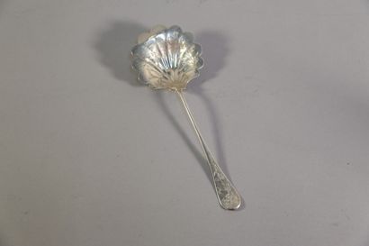 null Strawberry shovel in silver with a spoon engraved with a bird and flowers. Minerve...