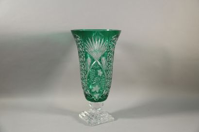 null Vase cornet sur piédouche en cristal taillé vert H. 40 cm - Ø. 21,5 cm 

accident...