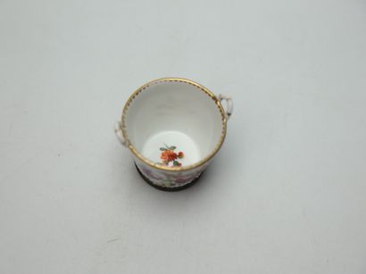 null Pot en porcelaine en forme de panier à décor de fleurs, base cerclée argent...