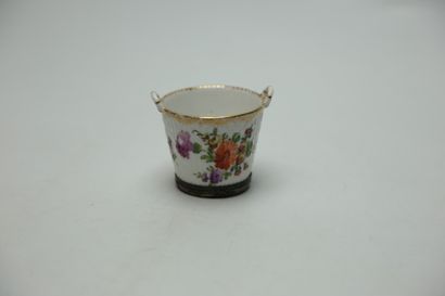 null Pot en porcelaine en forme de panier à décor de fleurs, base cerclée argent...