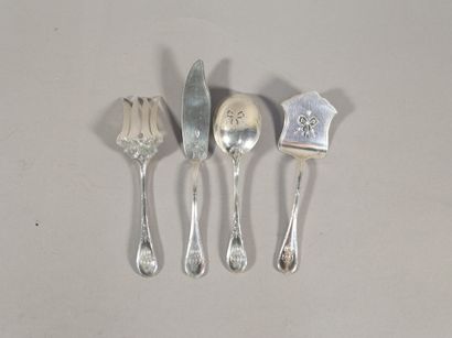 null Quatre couverts à hors d'oeuvre en argent de style Louis XVI - à décor ajouré...