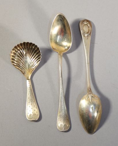null Twelve teaspoons and a sugar scoop in vermeil, model with non-monogrammed medallion...