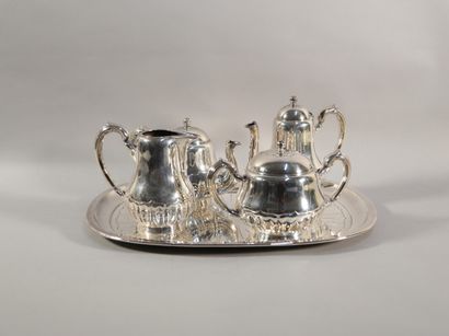 null CHRISTOFLE, four-piece silver-plated service on tray. 

H. 19 - 15,5 - 15 cm...