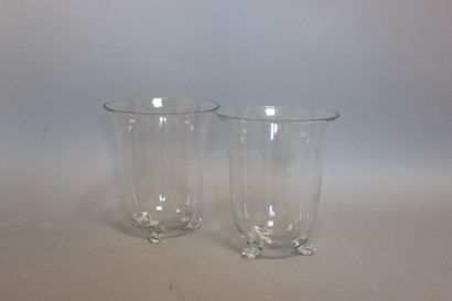 null Paire de vases (ou photophores) tripode en verre. H 20 cm (éclats).