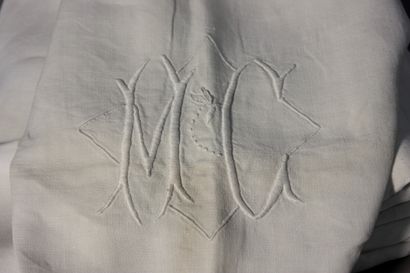 null Quatre draps anciens en lin monogrammés "M" et "MC"