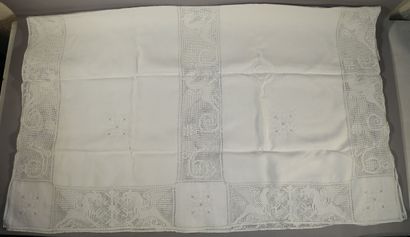 null Nappe et huit serviettes à décor de dragons 127 x 194 cm