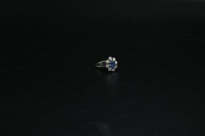 null Daisy ring in white gold 750 thousandths decorated with a blue stone surrounded...