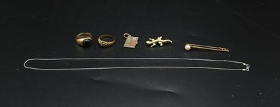 null Ensemble de bijoux en 585 millièmes comprenant une bague orné d'un cabochon...