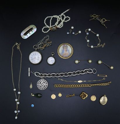 null Ensemble bijoux fantaisie : parure perle, broche ronde en porcelaine de Limoges,...