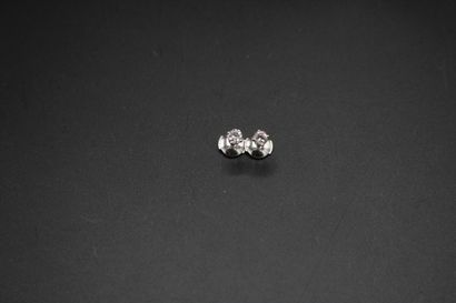null Pair of studs of ears in white gold 750 thousandths decorated each one with...