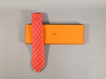 null HERMES, Cravate en soie n° 5276 SA rouge - en boite