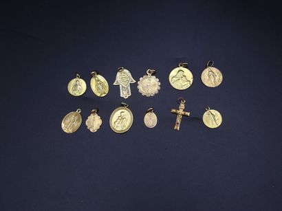 null Suite de 12 pendentifs et médailles en or jaune - poids de l'ensemble : 22,14...