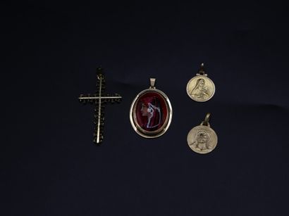 null Deux médailles, un pendentif croix, et un autre émaillé à l'effigie de la Vierge...