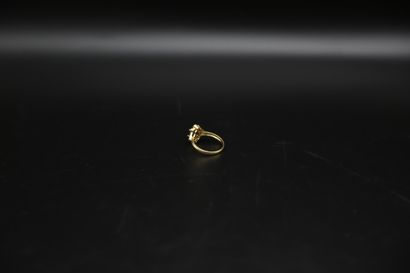 null Bague en or jaune orné d'un saphir ovale d'environ 0.7 ct et petits diamants...
