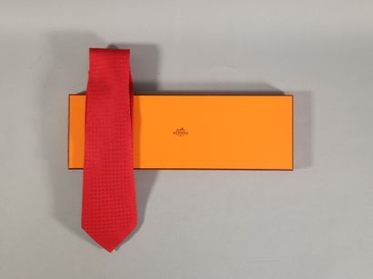 null HERMES, Cravate en soie rouge motif H - en boite