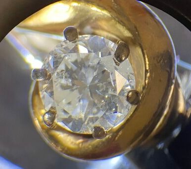 null Bague tourbillon en or jaune 585 millièmes retenant par six griffes un diamant...