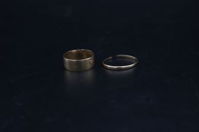 null Deux alliances en or jaune : un anneau large et un alliance sciée. 2,52 g