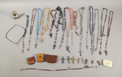 null Ensemble de 18 chapelets, 8 pendentifs dont Croix et quatre pochettes