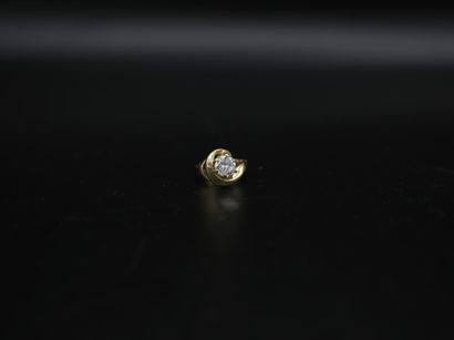 null Bague tourbillon en or jaune 585 millièmes retenant par six griffes un diamant...