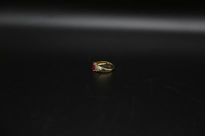 null Bague en or jaune 750 millièmes orné d'un rubis ovale calibrant environ 1.40...
