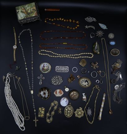 null Ensemble de bijoux fantaisie dont colliers, broches, bagues, boite, pendent...