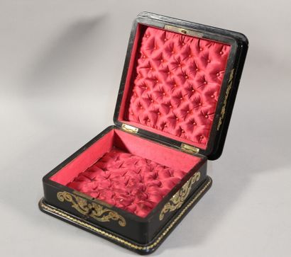 null Coffret à bijoux Napoléon III de forme carrée en bois noir, le couvercle à inscrustation...