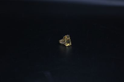 null Yellow gold ring 750 thousandths decorated with a rectangular citrine cut with...