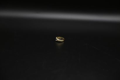 null Bague en or jaune orné d'un saphir ovale d'environ 0.8 carat épaulé de trois...