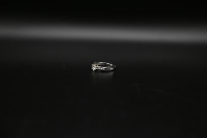 null Solitaire orné d'un diamant d'environ 0.79 ct épaulé de chaque côté de trois...