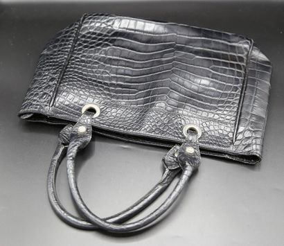 null BALENCIAGA, 

sac à main en cuir noir style croco à deux anses

40 x 37 cm

usures...