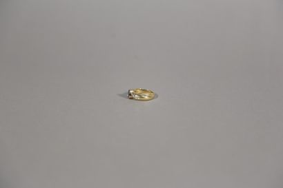 null Bague en or jaune 750 millièmes ornée d'un saphir ovale brillant d'environ 0.85/0.9...