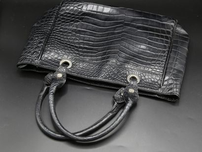 null BALENCIAGA, 

sac à main en cuir noir style croco à deux anses

40 x 37 cm

usures...