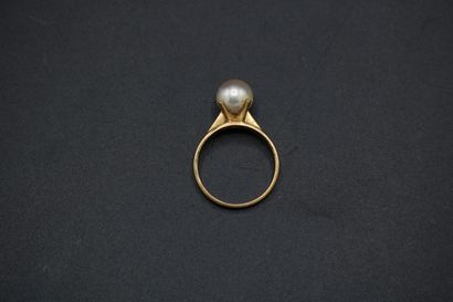 null Yellow gold ring 750 thousandths decorated with a pearl of approximately 8.3mm....