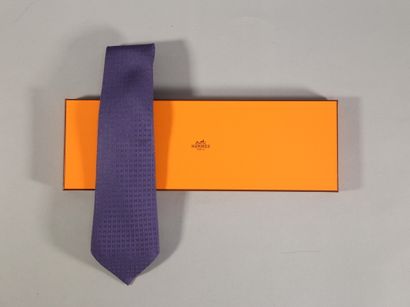 null HERMES, Cravate en soie violet au motif H - en boite