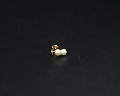 null Paire de clous d'oreilles en or jaune orné de perle. Poids brut : 1.1 g